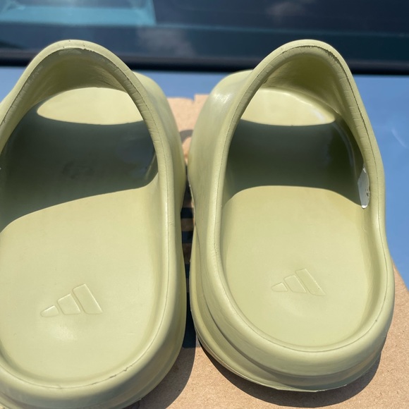 Yeezy slides size 8k toddler - Picture 4 of 6